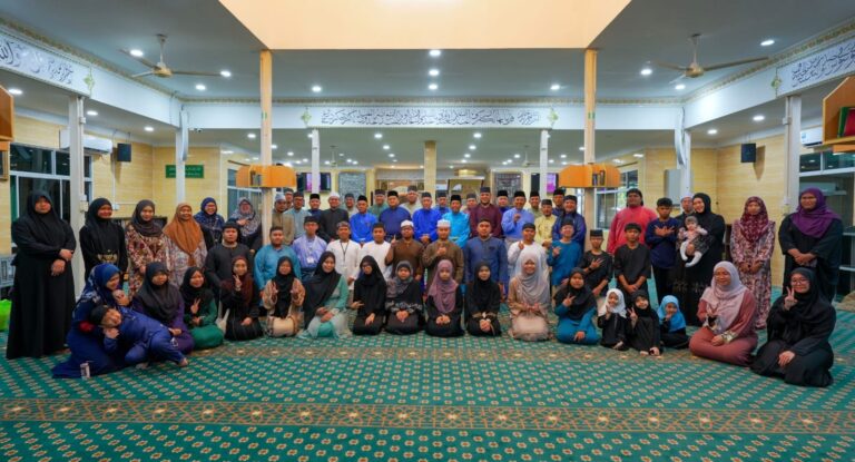 Majlis bergambar ramai